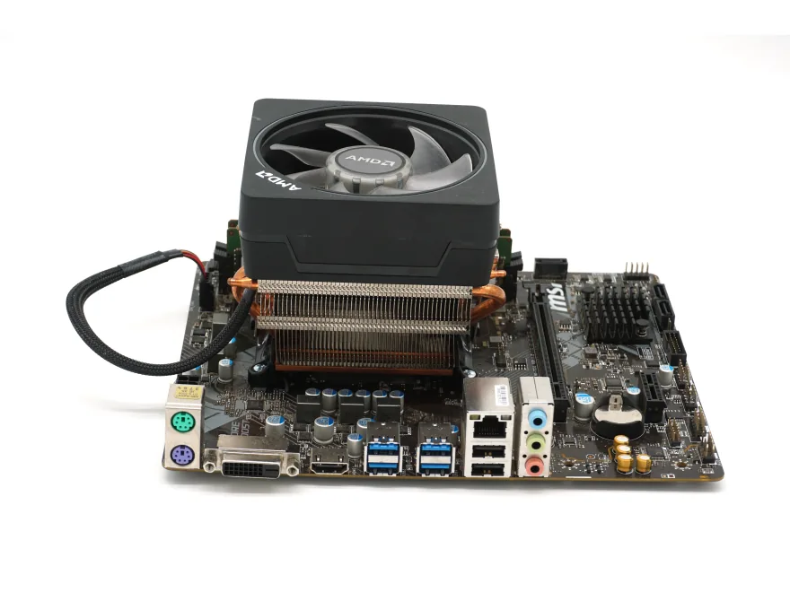 Mainboard mit montiertem CPU-Kühler und Arbeitsspeicher